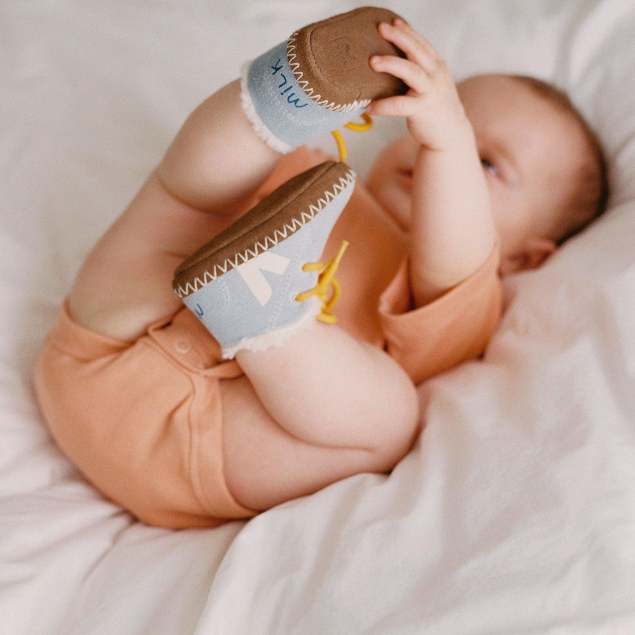 Veja babysneakers uit biologische grondstoffen, eerlijk geproduceerd voor kleine voetjes, verkrijgbaar in onze webshop en winkel in Antwerpen.