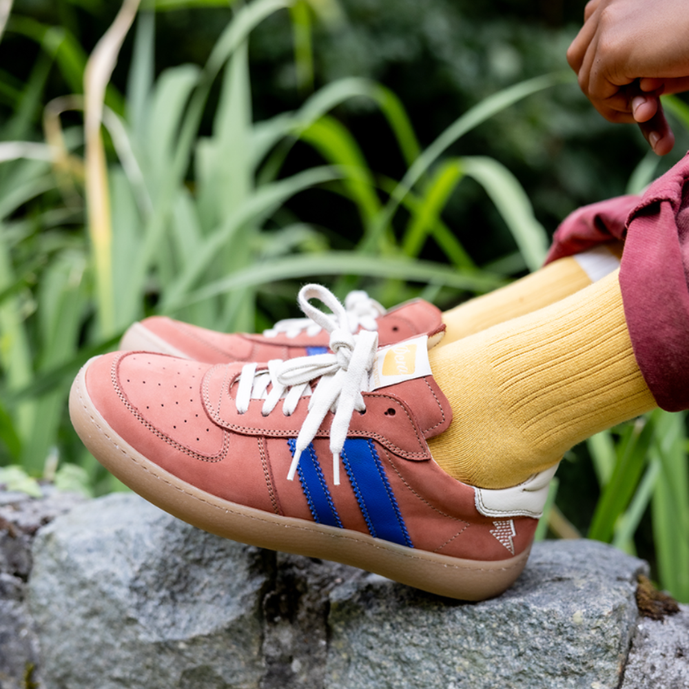 Handgemaakte Italiaanse Ocra kinderschoenen uit duurzaam kalfsleder, ontworpen voor actieve kinderen, verkrijgbaar in onze webshop.
