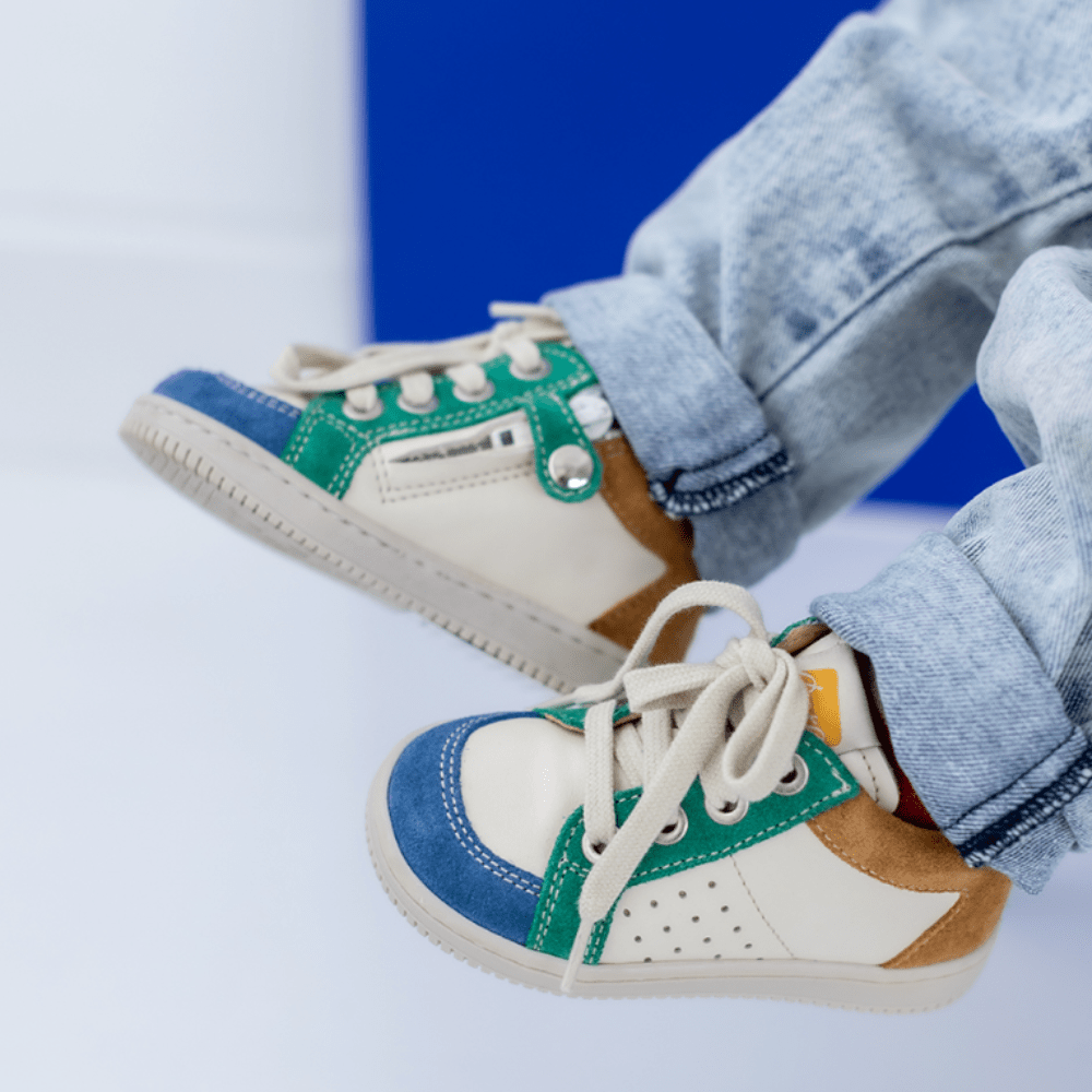 Handgemaakte Italiaanse Ocra babyschoenen uit zacht kalfsleder, voor de allereerste stapjes, verkrijgbaar in onze webshop.