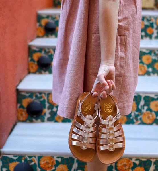 Franse Pom d'Api kinderschoenen met speels origineel design en meer dan 150 jaar vakmanschap, verkrijgbaar in onze webshop.