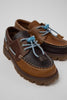 Mismatched bootschoenen in verschillende bruintinten leer met elastische veters en geprofileerde buitenzool.