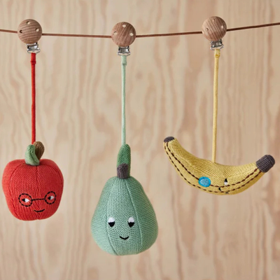 Oyoy Yummy Apple Pram Toy Clip Red