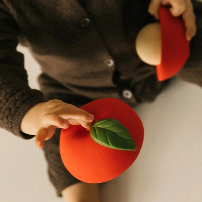 Oli & Carol Bad & Bijtspeeltje Apple Stacking Toy & Rattle Ball