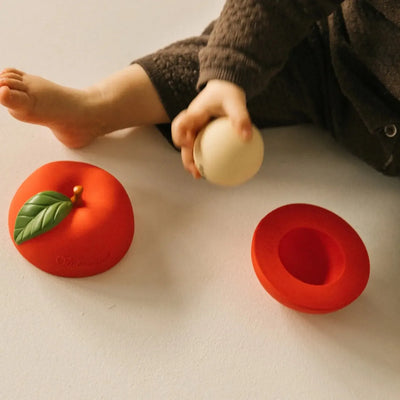 Oli & Carol Bad & Bijtspeeltje Apple Stacking Toy & Rattle Ball