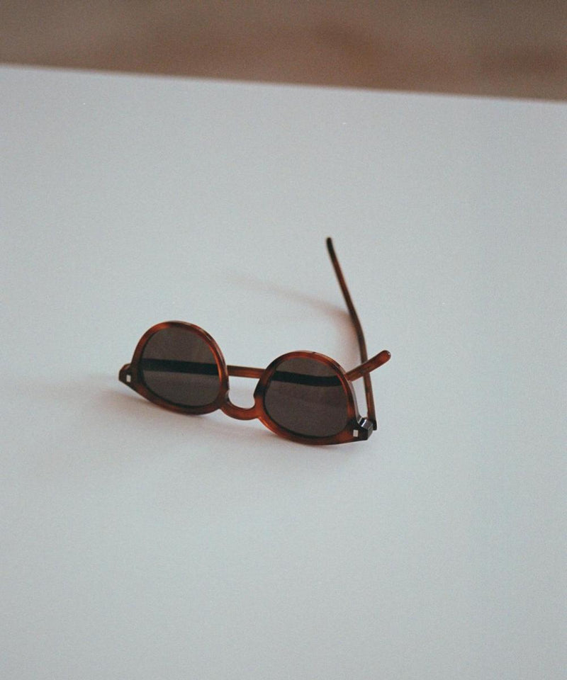 Monokel Zonnebril Nelson Amber-Solid Grey lens